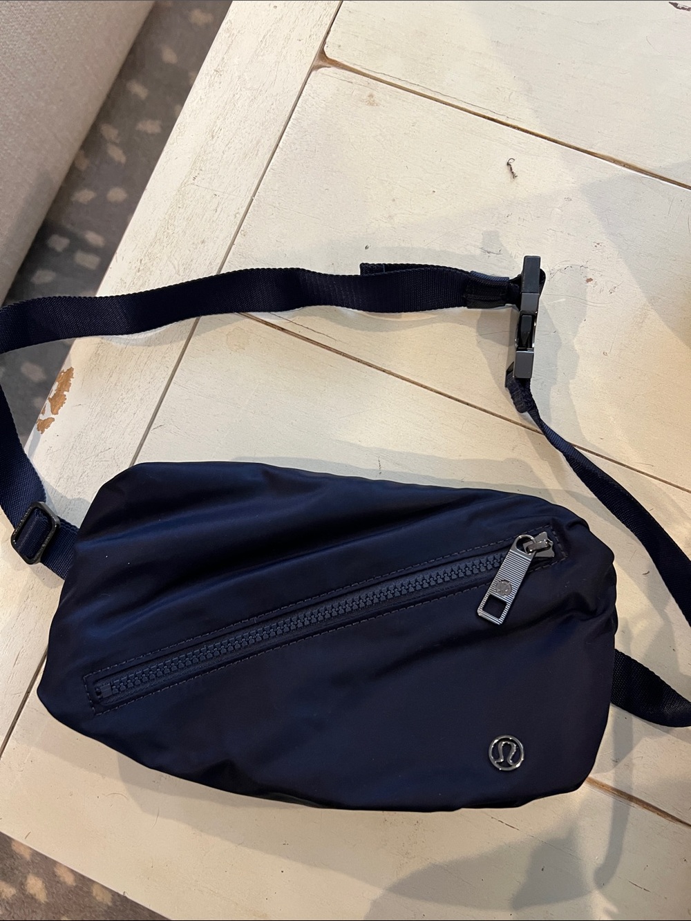 lululemon athletica Men's Navy Waist Pack